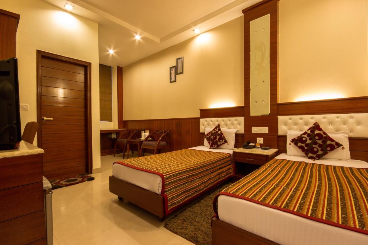 Hotel Aster Inn New Delhi Exterior photo
