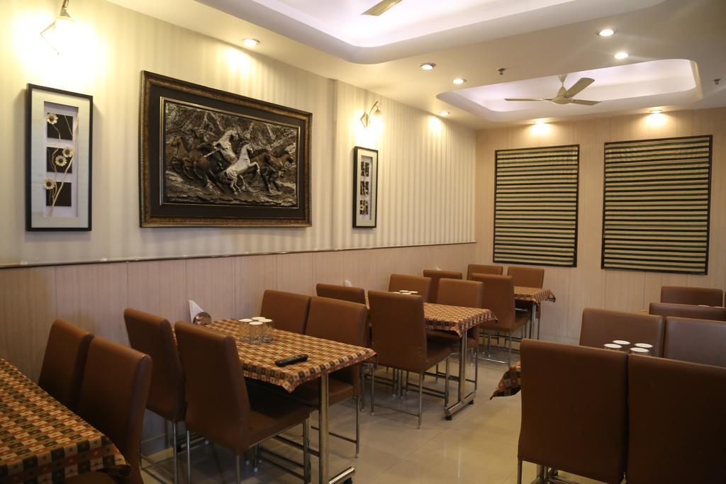Hotel Aster Inn New Delhi Exterior photo