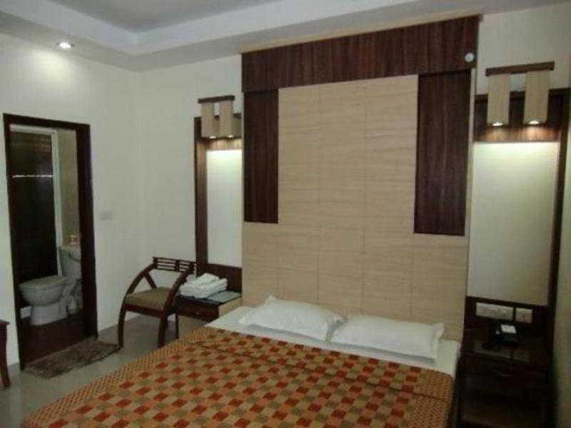 Hotel Aster Inn New Delhi Exterior photo